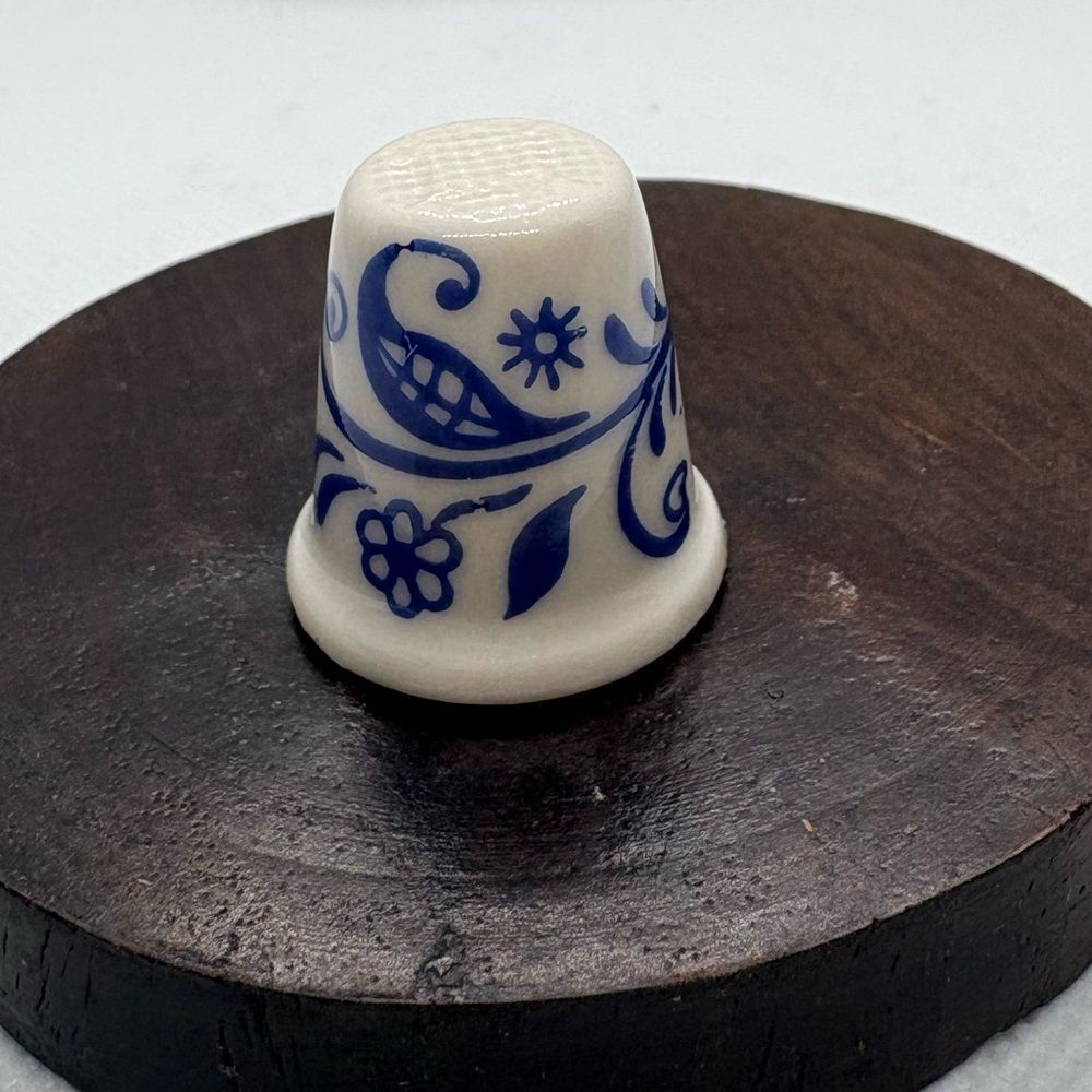 Blue & White Porcelain Thimble – Delft Style Floral Scroll Design